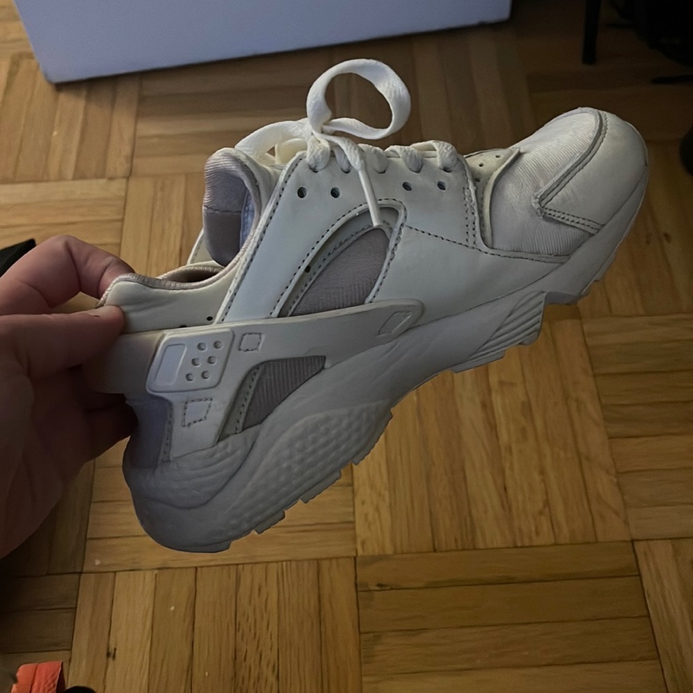 Nike huarache - size 6 - white